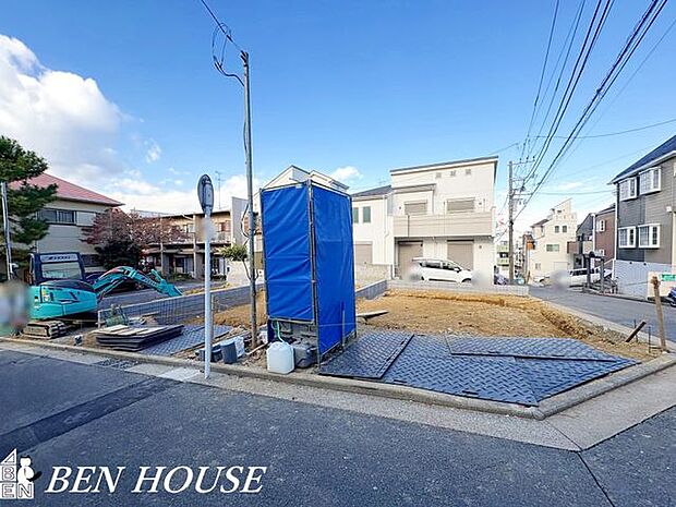 外観・緑がアクセントになった街並みで、季節を感じる散歩が楽しめます。外観も景観に溶け込みやすく、穏やかな印象を与えます。