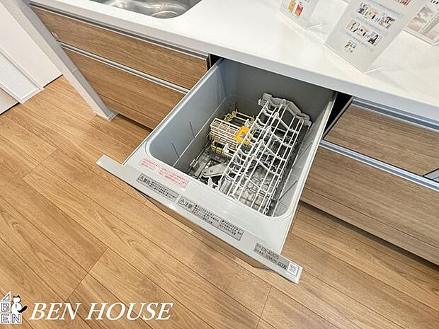 自動食器洗浄乾燥機(同仕様参考写真)・操作が簡単なワンタッチ式で忙しい日常にフィット。高性能な洗浄力と乾燥で後片付けがスムーズになります。