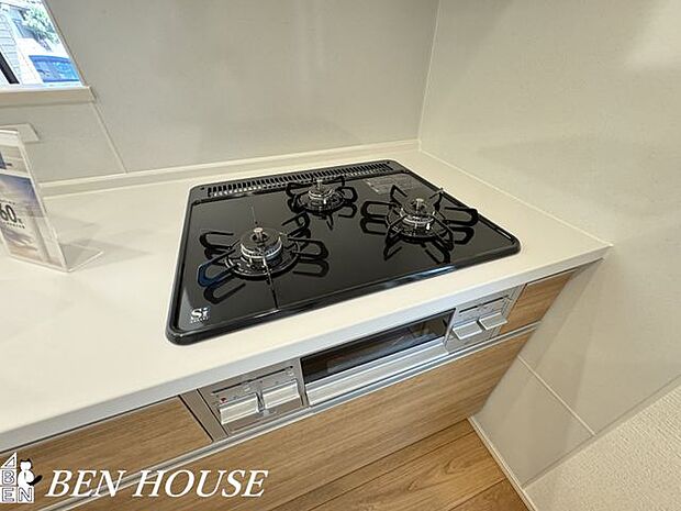 コンロ(同仕様参考写真)・グリル付きの三ツ口コンロです。複数の調理を同時進行できるので効率よく、家事時間の短縮にもなります。