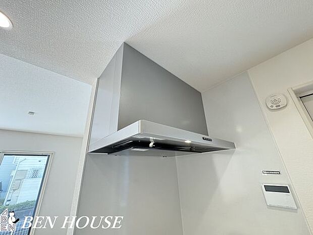 レンジフード(同仕様参考写真)・強力吸引のレンジフードで油煙やニオイをしっかり排出。静音設計で会話を妨げず、快適なキッチン時間を保てます。