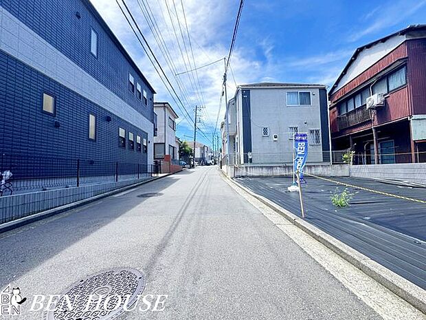 前面道路含む外観・現地周辺は落ち着いた環境でのびのびと過ごせそうです。