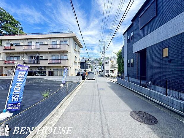 前面道路含む外観・見通しの良い前面道路でお車の駐車も楽々です!