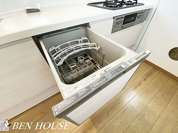 自動食器洗浄乾燥機(同仕様参考写真)・食器をセットするだけで省力化が叶い、家族の団らん時間を増やすことに寄与する便利なキッチン設備です。