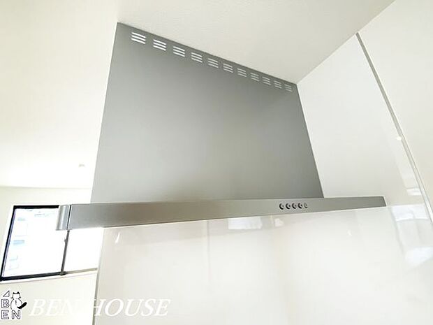 レンジフード(同仕様参考写真)・調理中の煙や油分、においを効率よく排出し、キッチンを清潔で快適な環境に保てます。