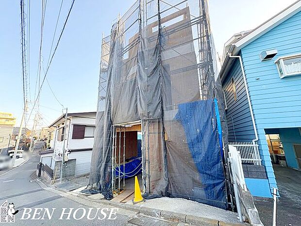 外観・徒歩圏に学校や公園が揃い、子育てしやすい評価の高い街です。街並みに馴染む外観が安心の暮らしを支えます。