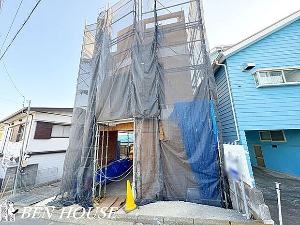 外観・アプローチから続く上質な外構と、調和のとれた佇まいが魅力。駐車動線も考慮された設計で、日常の使い勝手と景観を両立します。