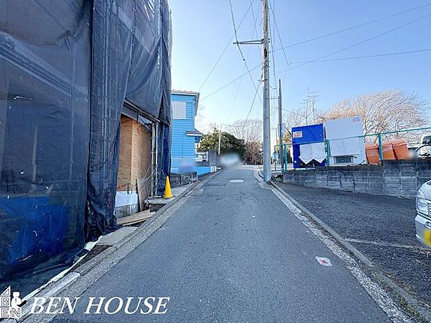 前面道路含む外観・前面道路は落ち着いた道で、徒歩圏に買い物スポットや公園が揃います。安心感と利便性が両立した快適な住環境です。