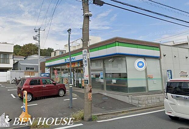 ファミリーマート西寺尾二丁目店 徒歩9分。時間がない時にさっと寄れて便利なコンビニ。 700m