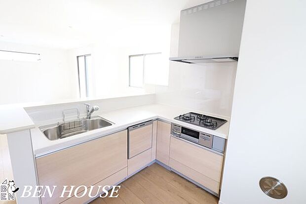 キッチン(同仕様参考写真)・広々としたキッチンは効率よくお料理が出来ます。家族でお料理も楽しめそうです。