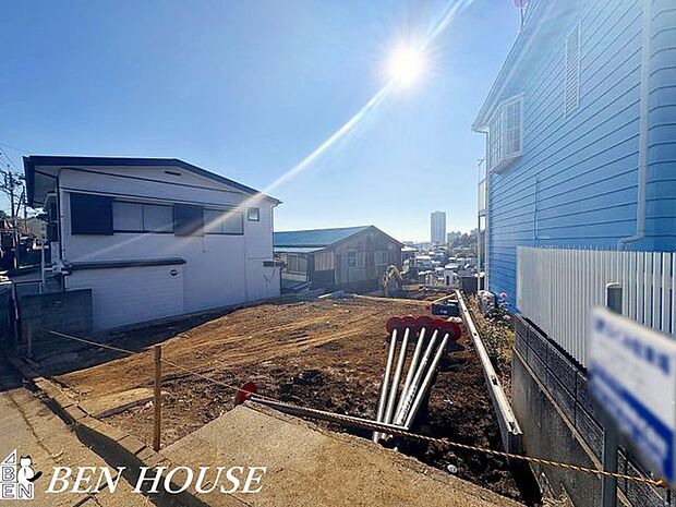 外観・アプローチから続く上質な外構と、調和のとれた佇まいが魅力。駐車動線も考慮された設計で、日常の使い勝手と景観を両立します。