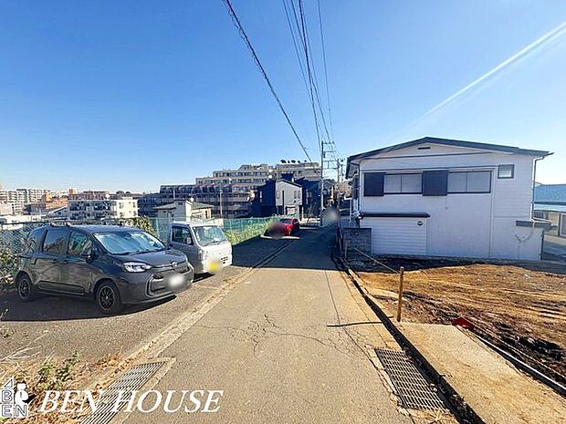 前面道路含む外観・前面道路は落ち着いた道で、徒歩圏に買い物スポットや公園が揃います。安心感と利便性が両立した快適な住環境です。