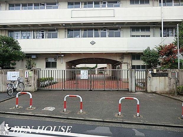 横浜市立西寺尾小学校 徒歩12分。教育施設が近くに整った、子育て世帯も安心の住環境です。 920m