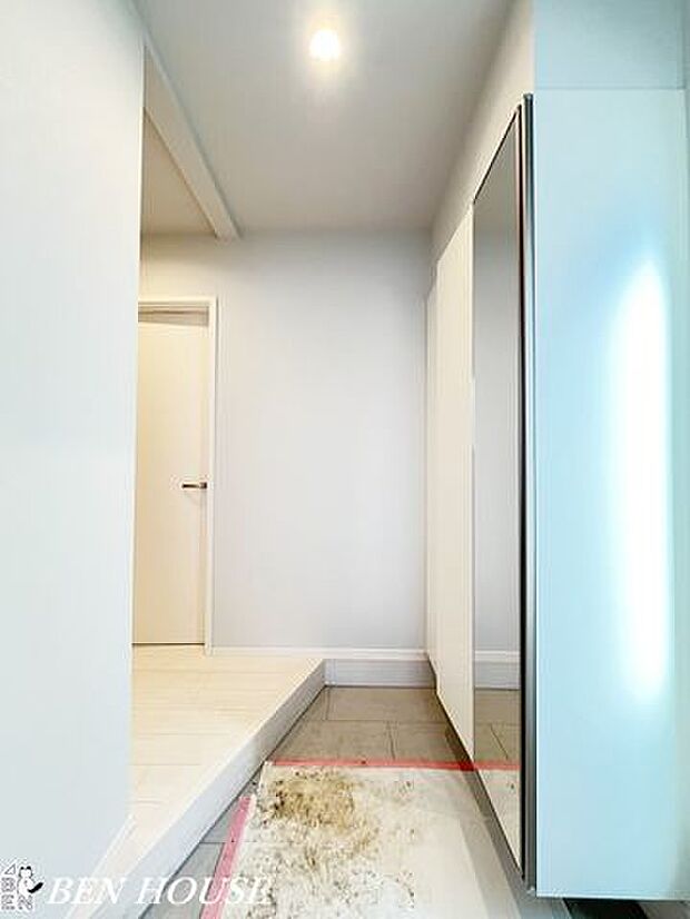 玄関・ゆったりとした広さの玄関ホールでご家族揃ってのお出かけもスムーズです。