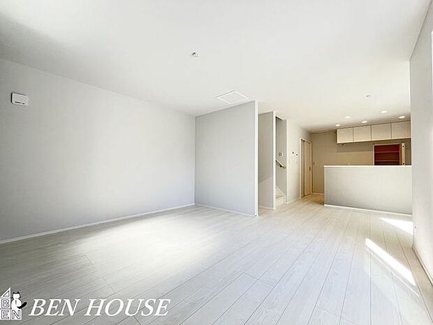 リビング・人気の対面キッチンを採用した広く開放的なLDK。ご家族が自然と顔を合わせる空間に。