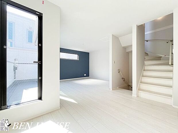 リビング・リビングは陽光たっぷりの明るくゆったりとしたLDK白を基調としたお部屋は清潔感があります