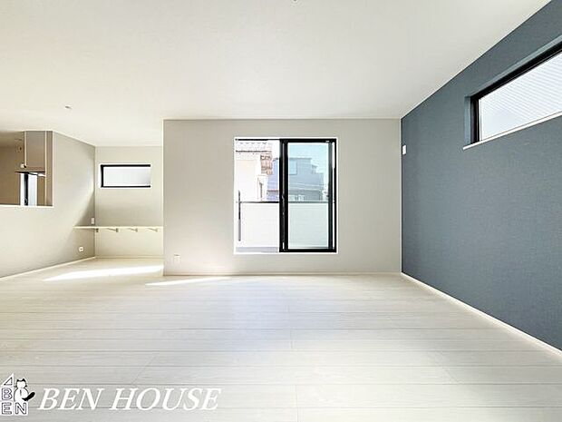 リビング・採光面の多い、リビングダイニングは、各方角から明るい陽ざしが差し込み、居心地の良い空間となっています。