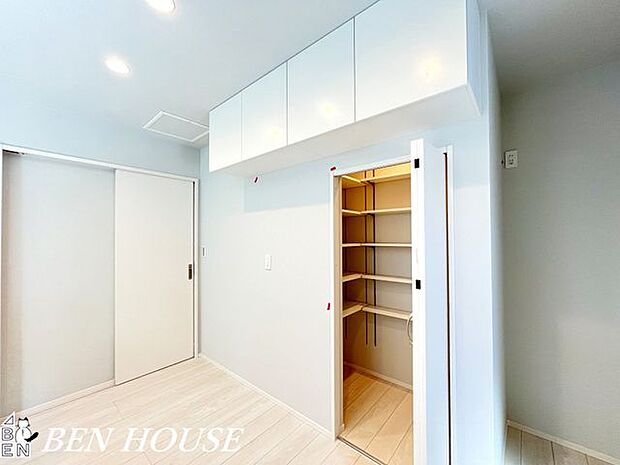 キッチン収納・収納豊富なキッチンスペース。調理道具や調味料、非常食のストックなどもたくさん収納できます。