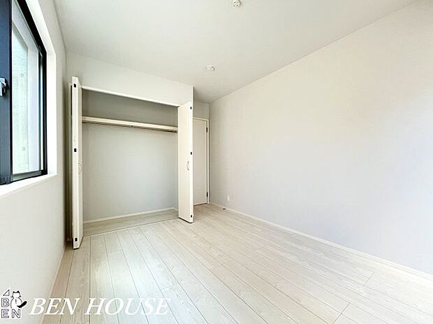 寝室・ゆとりある主寝室は大容量のクローゼット付き。大きなベッドを置いても室内が広く使えます。