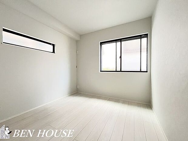 子供部屋・暖かい光がたっぷり差し込む室内は明るく、お子様の学習も捗りそうですね。