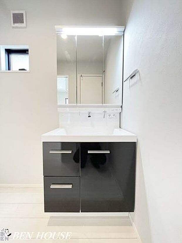 洗面化粧台・洗面台には三面鏡を採用。身だしなみを整えやすい事はもちろん、鏡の後ろが収納スペースになっているので、散らかりやすい洗面スペースがスッキリ片付きます。