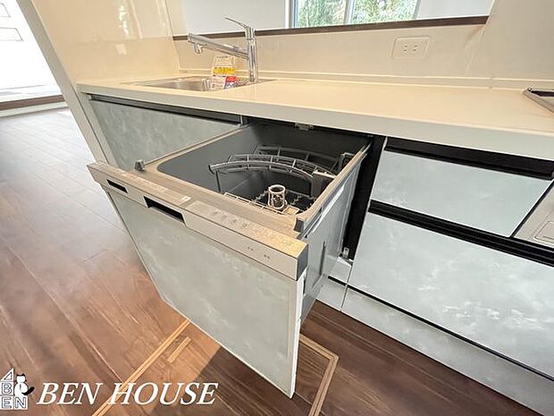 自動食器洗浄乾燥機(同仕様参考写真)・パワフルな洗いで汚れを落としてくれる食洗機。家事の時短になり、ご家族との時間も増えそうですね!