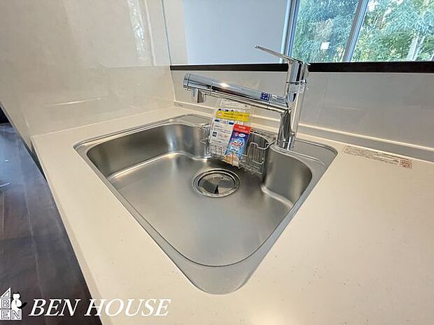 キッチン水栓(同仕様参考写真)・浄水器付の水栓は、家事やお料理に浄化されたお水を使用する事が出来ます。