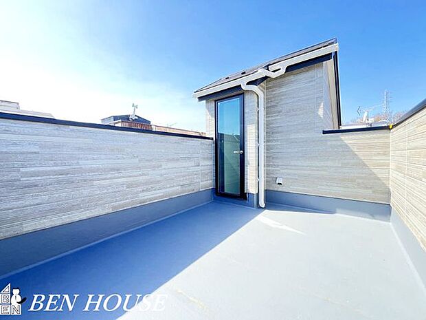 ルーフバルコニー・青空が天井!遮るものがなく、開放感溢れるルーフバルコニーです。お洗濯物はもちろん、ちょっとしたガーデニングや家庭菜園の鉢植えを置いたりと愉しむことができますね