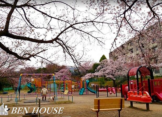 みなみだいら公園 徒歩13分。四季の移ろいを感じる緑豊かな住環境です。 970m