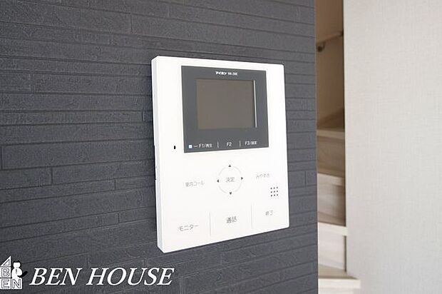 モニター付きインターフォン・来訪者が一目でわかるモニター付きインターフォンは、お子様のお留守番も安心です。