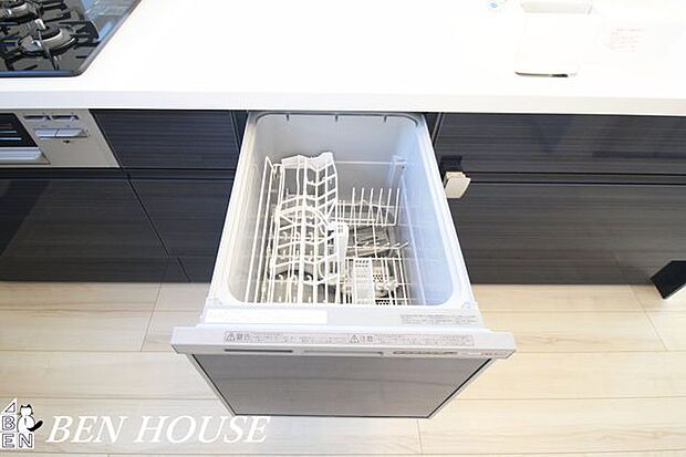 自動食器洗浄乾燥機・手洗いよりパワフル。高温でしつこい汚れもしっかり落とします。節水になる上、時間も有効活用できます。