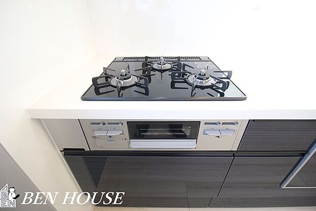 コンロ・グリル付きの三ツ口コンロです。複数の調理を同時進行できるので効率よく、家事時間の短縮にもなります。