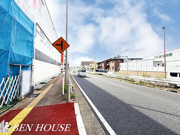 前面道路含む外観・現地周辺は落ち着いた雰囲気の住宅街。家族の帰宅時にも安心出来そうな空間です。