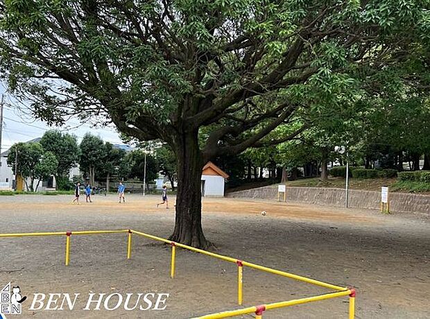 有馬かしの木公園 徒歩4分。広場の真ん中にシンボルの樫の木が立っています。木々に囲まれた広場やグラウンドがあり、小さなお子様から大人まで楽しむことができます。 290m