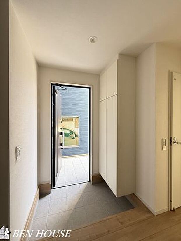 玄関・玄関にある大きなシューズボックスは、ご家族全員の靴もしっかり収まりますね。