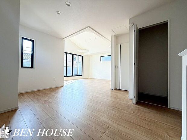 リビング・床暖房が標準設置のある広々LDK。足元からお部屋全体を暖めてくれます。寒い冬には大変重宝します。