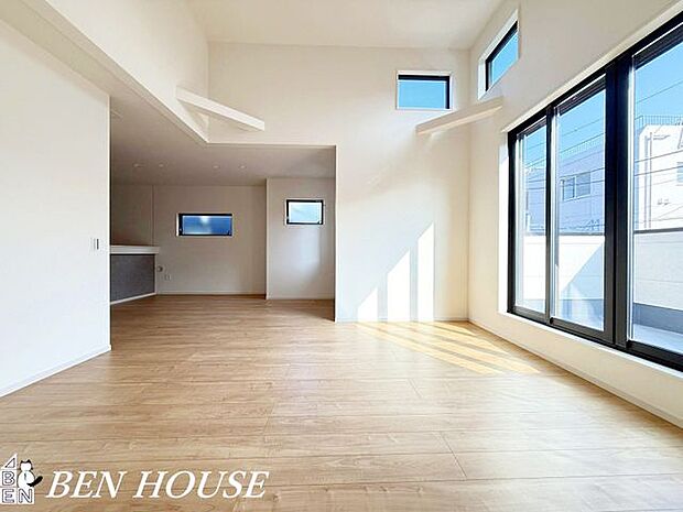 リビング・吹き抜けのあるリビングは空間が縦に広がり、開放感を与えてくれます。高窓から光が降り注ぐので明るく、家全体の風通しも良好になります。