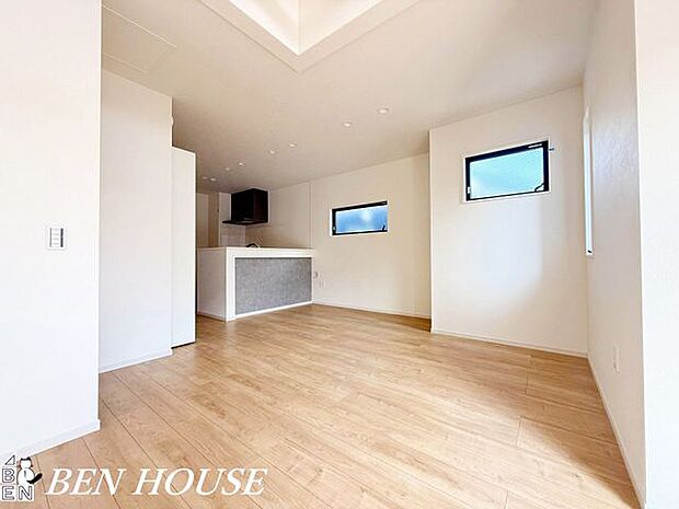 リビング・人気の対面キッチンを採用した広く開放的なLDK。ご家族が自然と顔を合わせる空間に。