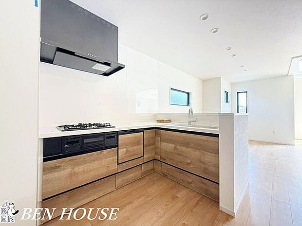 キッチン・キッチンはコミュニケーションがスムーズに取れる対面式。お料理をしながらご家族との会話も弾みそうです。