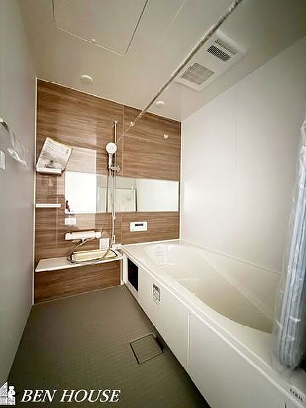 バス・足を伸ばしてゆったりと入れる広々タイプのバスルーム。お子様との団らんの時間にもピッタリな空間です。