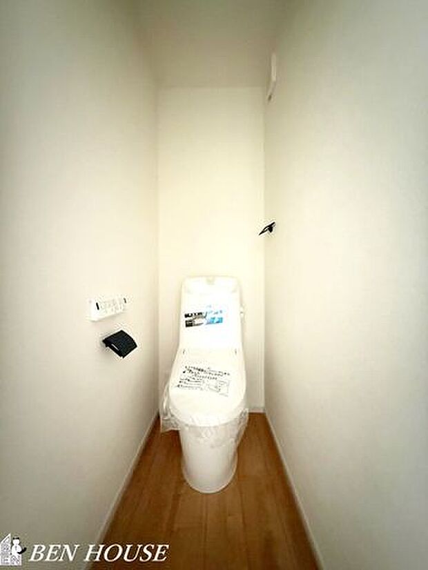 トイレ・2ヶ所に設置がございますので、朝の支度で込み合う時間もスムーズに準備ができ、温水洗浄便座仕様で清潔です。