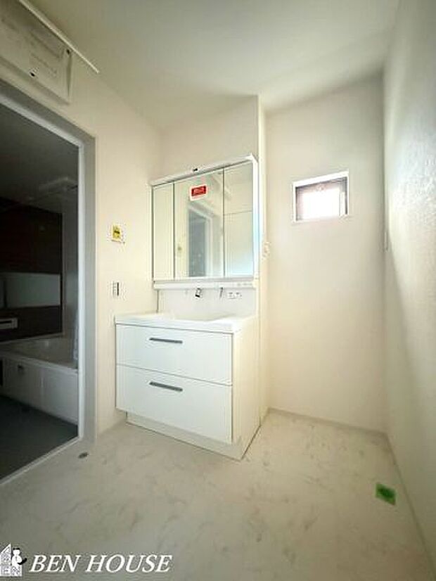 洗面・白を基調とした清潔感のある洗面台。鏡は三面鏡になっており、鏡裏にも収納が出来ます。