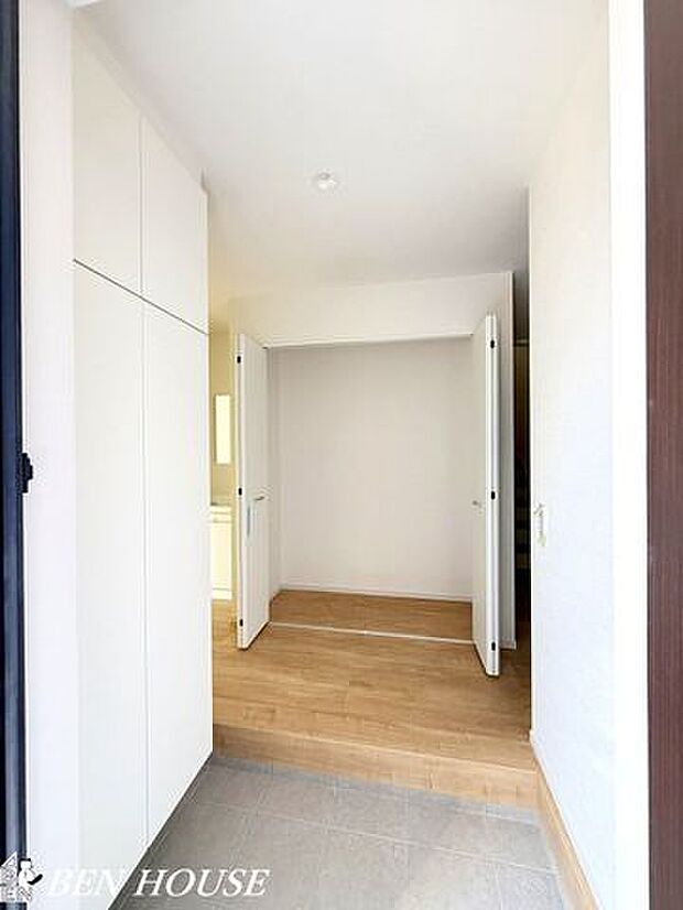 収納・大容量のシューズインクローゼットには靴だけでなくベビーカーやちょっとしたアウトドア用品も収納できますね。