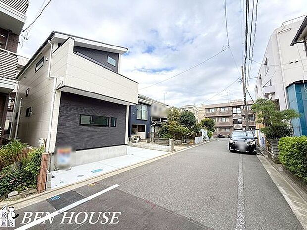 前面道路含む外観・前面道路はゆとりの6.0mでお車の駐車もらくらく。運転が苦手な方でも安心の広々とした道路です。