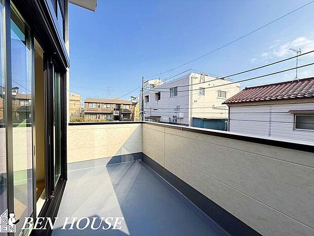 バルコニー・陽当たりの良いバルコニーはお洗濯物がよく乾きそうですね。便利なワイドスパンのバルコニーです。