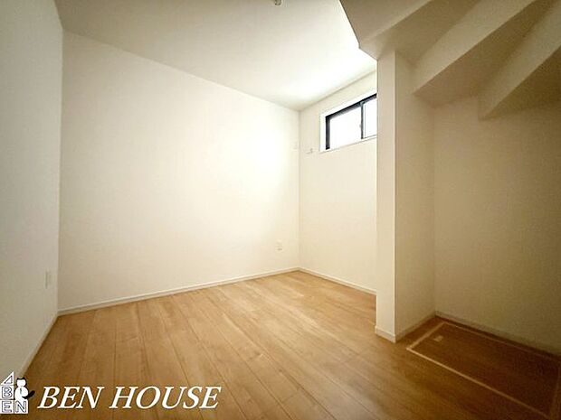 洋室・白を基調とした飽きがこないシンプルなデザインのためリラックスしてお過ごしいただけます。