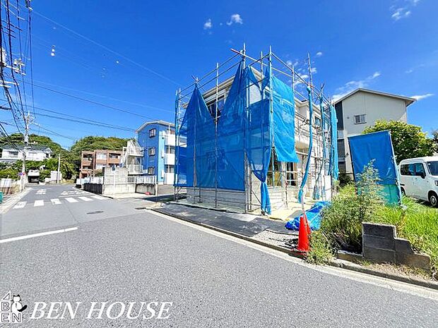 外観・周辺は公園がいくつも点在し、緑の多い環境です。また、駅周辺には様々な商業施設が立ち並び、利便性が良く生活しやすい街です。