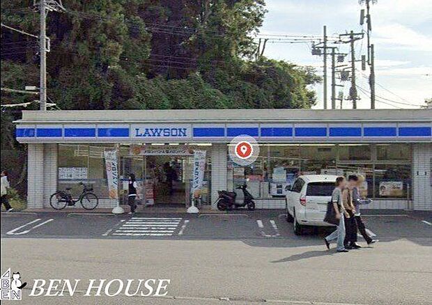 ローソン明治学院大学南門前店 徒歩7分。時間がない時にさっと寄れて便利なコンビニ。 560m