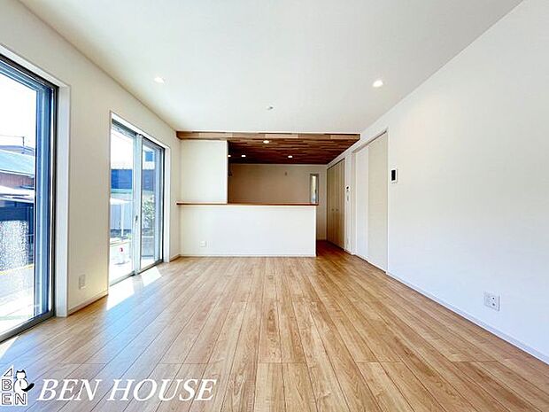 リビング・リビングは対面式キッチンで一体感のある空間です。コミュニケーションがとりやすく、子育て世帯にも人気のプランです。