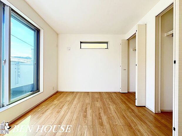 寝室・大きな窓のある寝室は太陽の光で起床出来るのですっきり朝を迎えられそうです