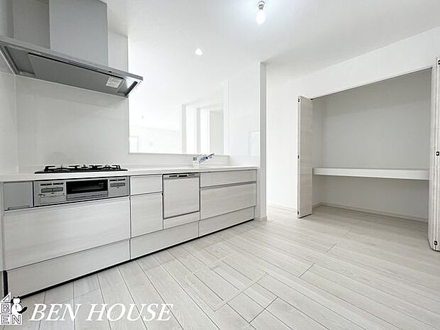 キッチン（同仕様参考写真）・広々としたキッチンは効率よくお料理が出来ます。家族でお料理も楽しめそうです。